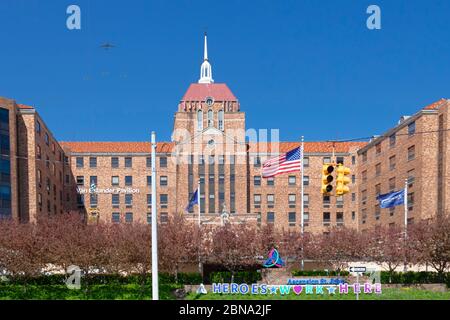 Detroit, Michigan, USA. Mai 2020. Bei einer Überführung des Ascension St. John Hospital und anderer Krankenhäuser im Raum Detroit durch die Michigan Air National Guard wurden Mitarbeiter des Gesundheitswesens geehrt, die gegen die Coronavirus-Pandemie kämpften. Die Überführung bestand aus einem KC-135 Stratotanker und drei A-10 Thunderbolts, auch bekannt als Warthogs, von der Selfridge Air National Guard Base. Kredit: Jim West/Alamy Live News Stockfoto