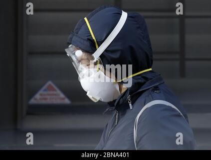 New York, Usa. Mai 2020. Eine Frau trägt eine Brille, eine Kapuze und eine schützende Gesichtsmaske, während sie auf der Straße nahe dem Lincoln Center geht, das wegen der COVID-19-Pandemie am Mittwoch, den 13. Mai 2020 in New York City geschlossen bleibt. Eine seltene, Kawasaki-ähnliche Krankheit ist auffällig und tötet in einigen Fällen Kinder, die Coronavirus-Antikörper haben. Über 22,000 Menschen sind nach positiven Tests auf das Coronavirus im Bundesstaat New York gestorben. Foto von John Angelillo/UPI Quelle: UPI/Alamy Live News Stockfoto