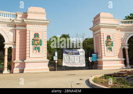 Covid 19 Schließung in Mexiko während der Pandemie. Geschlossenes Schild am Zoo El Centenario, in Merida, Yucatan, Mexiko. Stockfoto