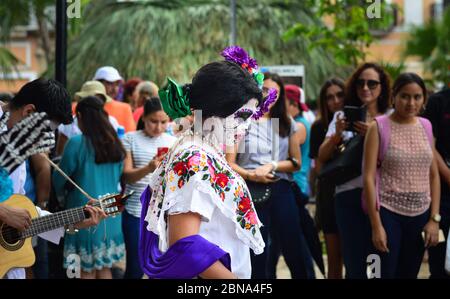 Junge mexikanische Frau, Straßenkünstlerin, gekleidet als Catrina für den Tag der Toten in Merida, Yucatan, Mexiko. Stockfoto