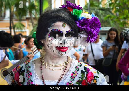 Junge mexikanische Frau, Straßenkünstlerin, gekleidet als Catrina für den Tag der Toten in Merida, Yucatan, Mexiko. Stockfoto