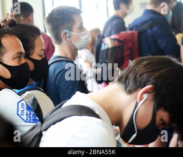 Hongkongers trägt chirurgische Masken während der Covid-19 Pandemie. Stockfoto