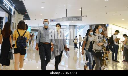 Hongkongers trägt chirurgische Masken während der Covid-19 Pandemie. Stockfoto