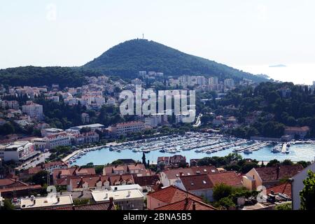 Blick auf Cavtat vom Mausoleum der Familie Račić auf dem Hügel über der Stadt. Stockfoto