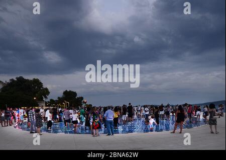 Die Solarlichtinstallation von Nikola Bašić an der Strandpromenade in Zadar, Kroatien. Stockfoto