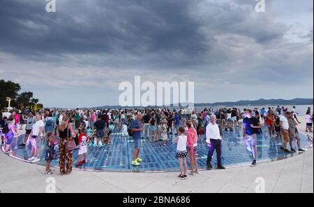 Die Solarlichtinstallation von Nikola Bašić an der Strandpromenade in Zadar, Kroatien. Stockfoto