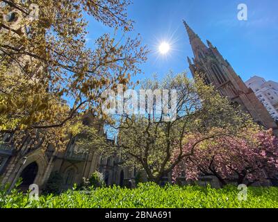 New York City - Apr 19, 2020: Grace Church ist eine historische Pfarrkirche in Manhattan, New York City, die Teil der Episcopal Diocese von New York ist. Stockfoto