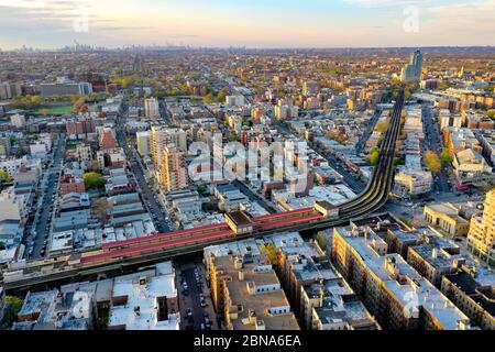 New York City - 2. Mai 2020: Luftaufnahme der erhöhten U-Bahn-Gleise entlang Brighton Beach in Brooklyn, New York Stockfoto