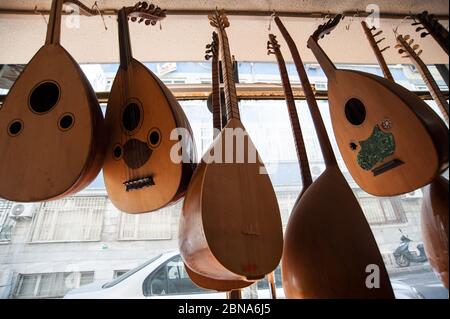 Low-Angle-Aufnahme von verschiedenen Musikinstrumenten hängen von der Decke im Laden Stockfoto