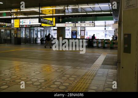 Shinjuku, Tokio die belebteste Station in Japan hat sich in der Goldenen Woche, einem langen Urlaub, ausgedünnt. 26 April 2020. Stockfoto