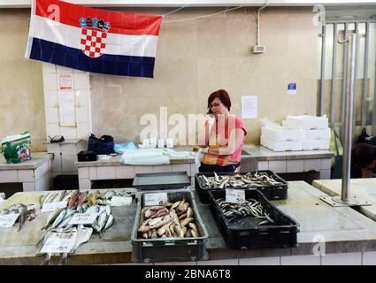 Der bunte Fisch- und Meeresfrüchtemarkt in der Altstadt von Zadar, Kroatien. Stockfoto