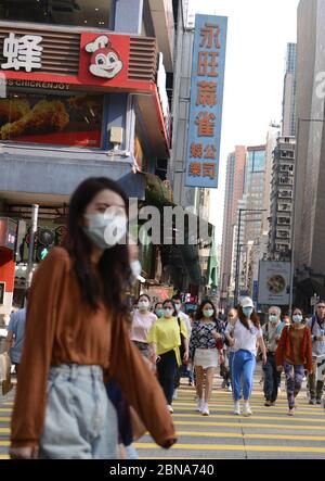 Hongkongers trägt chirurgische Masken während der Covid-19 Pandemie. Stockfoto