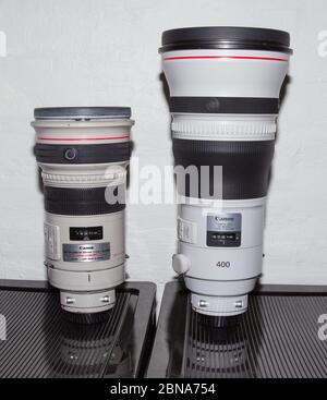 Canon EF-Bajonett der L-Serie: 300 mm 1:2.8 L IS (links) und 400 mm 1:2.8 L IS III (rechts). Stockfoto