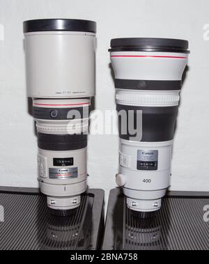 Canon EF-Bajonett der L-Serie: 300 mm 1:2.8 L IS (links) und 400 mm 1:2.8 L IS III (rechts). Stockfoto