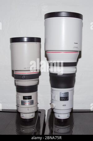 Canon EF-Bajonett der L-Serie: 300 mm 1:2.8 L IS (links) und 400 mm 1:2.8 L IS III (rechts). Stockfoto