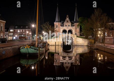 Schönes Backsteingebäude von Waterpoort Gate im Hafen von Sneek, Friesland, Niederlande Stockfoto