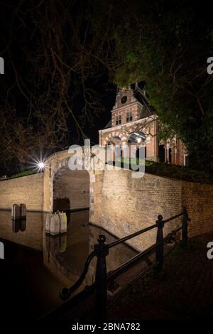 Schönes Backsteingebäude von Waterpoort Gate im Hafen von Sneek, Friesland, Niederlande Stockfoto