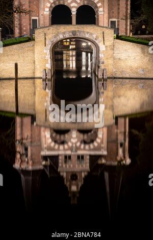 Spiegelung des schönen Backsteingebäudes von Waterpoort Gate in Der Hafen Stockfoto