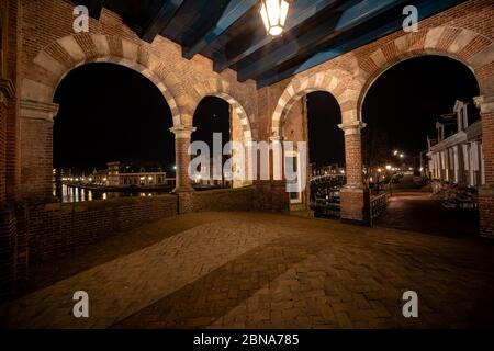 Schönes Backsteingebäude von Waterpoort Gate im Hafen von Sneek, Friesland, Niederlande Stockfoto