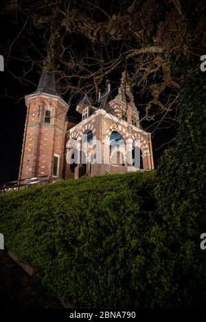 Schönes Backsteingebäude von Waterpoort Gate im Hafen von Sneek, Friesland, Niederlande Stockfoto