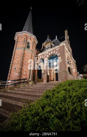 Schönes Backsteingebäude von Waterpoort Gate im Hafen von Sneek, Friesland, Niederlande Stockfoto