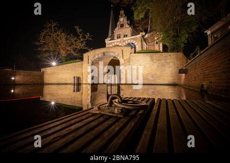 Schönes Backsteingebäude von Waterpoort Gate im Hafen von Sneek, Friesland, Niederlande Stockfoto