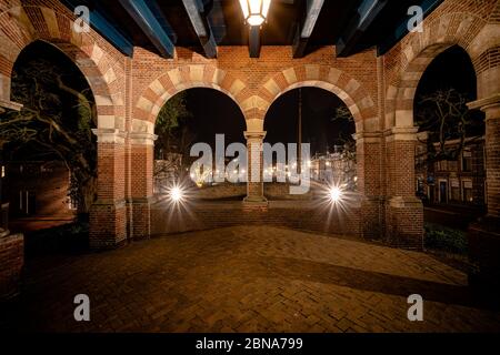 Schönes Backsteingebäude von Waterpoort Gate im Hafen von Sneek, Friesland, Niederlande Stockfoto