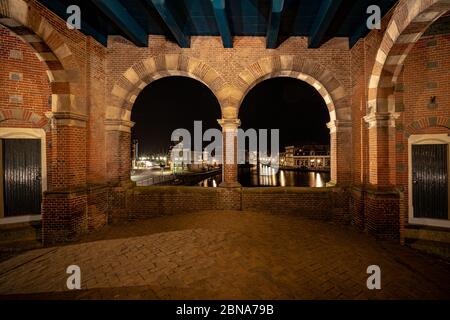 Schönes Backsteingebäude von Waterpoort Gate im Hafen von Sneek, Friesland, Niederlande Stockfoto