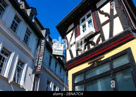Rüdesheim, Deutschland historische Gebäude mit deutschsprachigen Schildern für ein "Haus der Weine" und ein "mittelalterliches Foltermuseum". Stockfoto