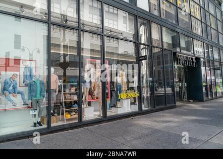 New York, Usa. Mai 2020. Allgemeine Ansicht des Stores Forever 21, der bereits für den Konkursschutz des Kapitels 11 angemeldet und während der COVID-19-Pandemie in der 34. Straße geschlossen wurde. Da Zehntausende Geschäfte in den USA vorübergehend geschlossen sind, die Wirtschaft stillgelegt wird und die sozialen Distancing-Verhaltensweisen andauern, glauben viele Ökonomen an eine breite Absrake der Einzelhandel- und Hotelbranche. (Foto von Lev Radin/Pacific Press) Quelle: Pacific Press Agency/Alamy Live News Stockfoto