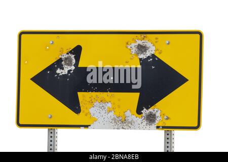 Verkehrsschild mit Schrotflintenpellet und Einschusslöchern Stockfoto