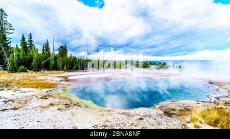 Der türkisfarbene Abyss Pool im West Thumb Geyser Basin im Yellowstone National Park, Wyoming, USA Stockfoto