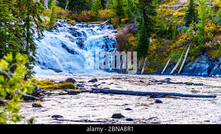 Lewis Falls im Lewis River an der Kreuzung mit Highway 287 in Yellowstone National Park, Wyoming, Vereinigte Staaten Stockfoto