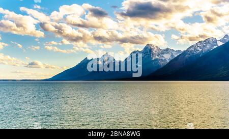 Sonnenuntergang über der Teton Mountain Range und Jackson Lake im Grand Teton National Park, Wyoming, USA Stockfoto