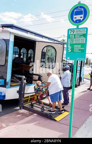 Miami Beach Florida, öffentlicher Nahverkehr, kostenloser Trolley-Bus, Haltestelle, Rampenlift für Behinderte, Frau, ADA-Zugang, Schwarz, Mann, Frau, Fahrer, Senioren-Mobil Stockfoto