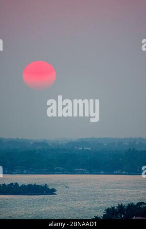 Miami Beach, Florida, North Beach, Biscayne Bay, Sonnenuntergang, Wolken, Nebel, FL200415020 Stockfoto