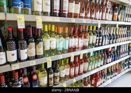 Miami Beach Florida, North Beach, Walgreens Spirituosenladen, innen, Regalen, Flaschen, Weine, Marken, FL200415032 Stockfoto