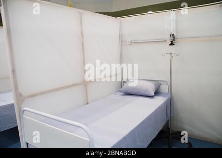 Tunis, Tunesien. Mai 2020. Krankenhausbett bei der Einweihung gesehen.das erste Notkrankenhaus für Patienten von Covid-19 in der Sportstadt El-Menzah wurde von Ministern eröffnet. Quelle: SOPA Images Limited/Alamy Live News Stockfoto