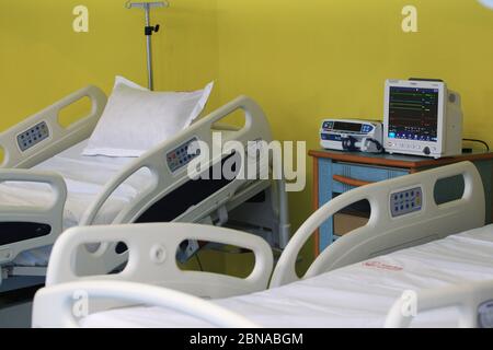 Tunis, Tunesien. Mai 2020. Krankenhausbett bei der Einweihung gesehen.das erste Notkrankenhaus für Patienten von Covid-19 in der Sportstadt El-Menzah wurde von Ministern eröffnet. Quelle: SOPA Images Limited/Alamy Live News Stockfoto