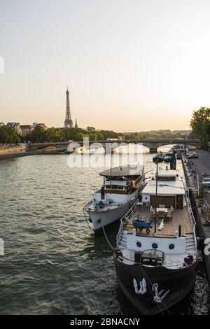 High-Angle-Aufnahme einer angedockten Yacht auf dem Fluss Mit Eiffelturm Hintergrund in Paris Stockfoto