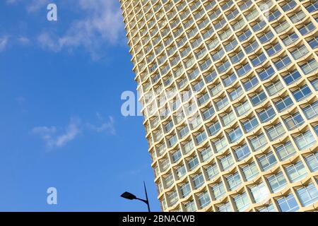 Hochhaus in Centre Point, an der Kreuzung von Charing Cross Road, Oxford Street, Tottenham Court Road und New Oxford Street, London, Großbritannien. Die 117 m (385 Stockfoto