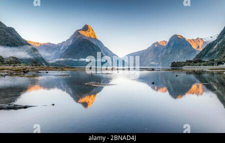 Mitre Peak spiegelt sich im Milford Sound, Fiordland National Park, Southland Region, South Island, Neuseeland, Ozeanien Stockfoto