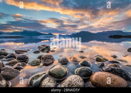 Lichtstrahl der goldenen Wolke Atmosphäre über dem Lake Te Anau, in den hinteren Bergketten der Stuart Mountains und Franklin Mountains, in der Front Roun Stockfoto