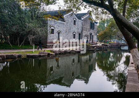 Der Mond-See-Park der Strecken durch eine Schneise der Stadt Ningbo mit traditionellen Gebäuden im Wasser spiegelt. Stockfoto