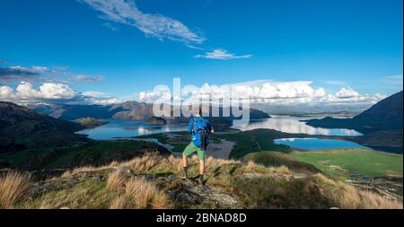 Wanderer suchen Wanaka See und Berge, Rocky Peak, Glendhu Bay, Otago, South Island, Neuseeland, Ozeanien