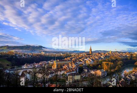 Blick auf die Stadt am Morgen, Blick vom Rosengarten auf die Altstadt, den Berner Dom, die Nydegg Kirche, die Nydegg Brücke und die Aare, den Nydegg Stadtteil, Stockfoto