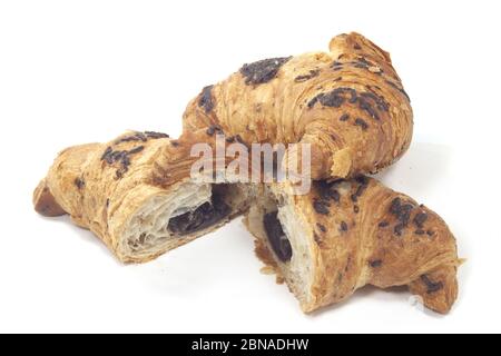 Nahaufnahme von frisch gebackenen Schokolade Croissants auf einem angezeigt Weißer Hintergrund Stockfoto