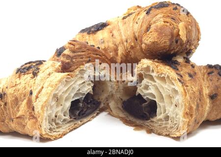 Nahaufnahme von frisch gebackenen Schokolade Croissants auf einem angezeigt Weißer Hintergrund Stockfoto