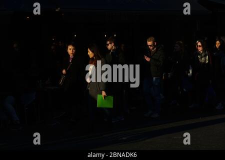 Menschen, die im goldenen Abendlicht spazieren, Old Compton Street, London, Großbritannien. Februar 2018, 17 Stockfoto