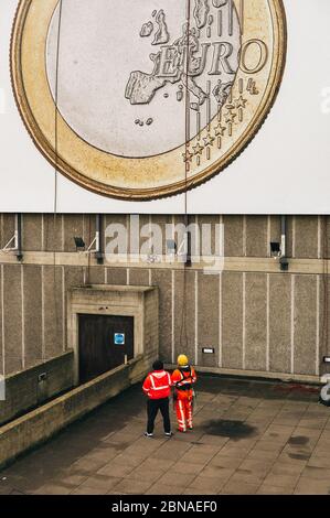 LONDON, VEREINIGTES KÖNIGREICH - 01. Apr 2017: London / Vereinigtes Königreich - 2017. April. Eine riesige Euro Coin Plakatwand wird auf London Southbank Centre ausgestellt Stockfoto